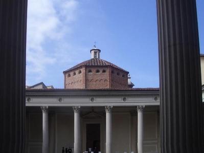 Baptistery as seen from the Duomo (photo by Laurom, https://de.wikipedia.org/wiki/Datei:Novara_Battistero_visto_da_Piazza_Duomo.jpg / CC-BY-SA 3.0)