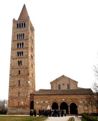 Overview of the Pomposa Abbey (photo by Mararie, https://www.flickr.com/photos/32404172@N00/3318903254 / CC-BY-SA 2.0)