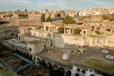 View over Herculaneum (photo by Andrea Schaffer, https://www.flickr.com/photos/49021451@N00/38651647885 / CC BY-SA 2.0)