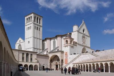 Overview of the Basilica Papale di San Francesco d’Assisi. Photo of Berthold Werner. Public domain. https://en.wikipedia.org/wiki/Basilica_of_Saint_Francis_of_Assisi#/media/File:Assisi_San_Francesco_BW_2.JPG
