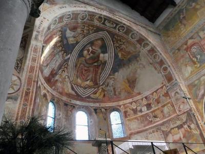 Fresco in the apse above the main altar (photo by Verity Cridland, https://www.flickr.com/photos/58789412@N00/46715693451 / CC-BY-SA 2.0)