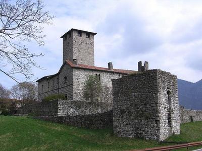 Outer walls, main structure, and tower of the Bianzano castle (photo by Ago76, https://commons.wikimedia.org/wiki/File:Bianzano_castello_02.jpg / CC BY-SA 3.0)