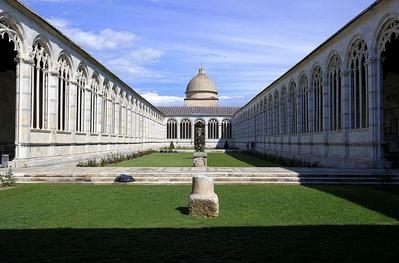 Camposanto, Internal courtyard.  
Luca Aless [CC BY-SA 4.0 (https://creativecommons.org/licenses/by-sa/4.0)]
https://commons.wikimedia.org/wiki/File:Pisa_-_Camposanto_monumentale_01.JPG