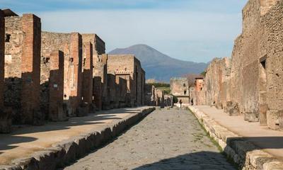 Street view in Pompeii (photo by Andrea Schaffer, https://www.flickr.com/photos/aschaf/38652067455 /CC-BY-SA 2.0)