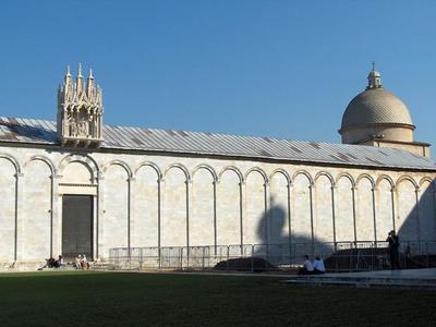 Southern doorway with Gothic tabernable on the top, Camposanto Monumentale, Pisa (Photo by Georges Jansoone, CC BY 3.0).