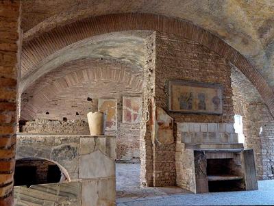 Interior of the House of the Bar at Ostia Antica (photo by Marie-Lan Nguyen, https://it.wikipedia.org/wiki/Ostia_(città_antica)#/media/File:Caseggiato_del_Termopolio_Ostia_Antica_2006-09-08_n1.jpg / CC-BY-SA 2.5)