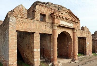 Entrance to the Horrea Epagathiana (photo by Sailko, https://it.wikipedia.org/wiki/Ostia_(città_antica)#/media/File:Ostia,_horrea_epagathiana_01.JPG / CC-BY-SA 3.0)