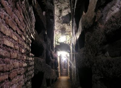 Corridor in the Catacombs of Domitilla (photo by Dnalor 01, Wikipedia Commons/ CC-BY-SA 3.0)
