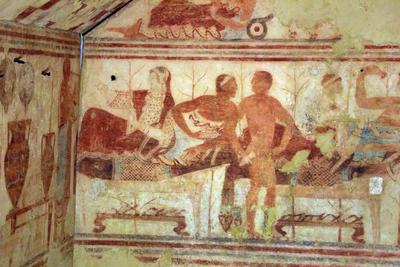 Detail of the central wall, with a scene of banquet originally in Tomba della Nave, now in the Archaeological Museum of Tarquinii (Photo by Sailko – CC BY 3.0).