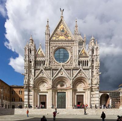 Overview of the western façade of Siena Cathedral, by Raimond Spekking. Source: https://commons.wikimedia.org/wiki/File:Duomo_di_Siena-9624.jpg