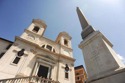 Obelisk by Salustiano and the façade of the Church of Trinità dei Monti (photo by Mstislav Chernov, http://mstyslav-chernov.com / CC-BY-SA 3.0)