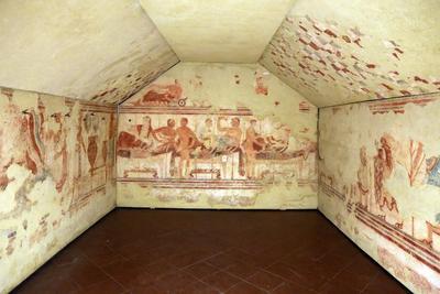 Reconstruction of the interior of the Tomba della Nave with the mural painting detached and assembles in the Archaeological Museum of Tarquinii (Photo by Sailko – CC BY 3.0)
