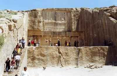 The tomb of Artaxerxes III (https://en.m.wikipedia.org/wiki/File:Persepolis_Artaxerxes_III_tomb.jpg / public domain)