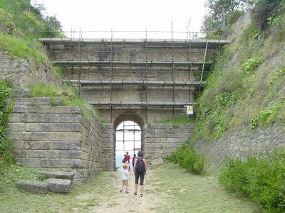 “Porta Rosa" (Pink Gate) in Elea, made of sandstone bricks, Greek arch dating back to 4th century BCE (Photo by Johndalton. Public domain, via Wikimedia Commons).