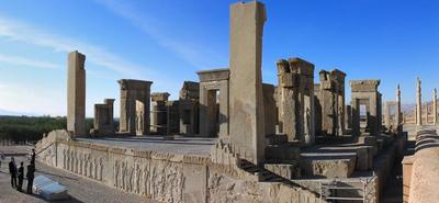 General view of the palace (photo by Hansueli Krapf, https://en.wikipedia.org/wiki/Tachara#/media/File:Tachara,_Persepolis.jpg / CC BY-SA 3.0