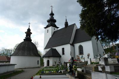 Overview of the Rotunda dedicated to the Saints Cosmas and Damiane next to Roman Catholic Church of All Saints (Photo by Thaler Thamas – CC-BY-SA 3.0).