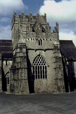 Gothic window at Holy Cross Abbey (photo by Joseph Mischyshyn, https://www.geograph.ie/photo/1609695 / CC BY-SA 2.0)