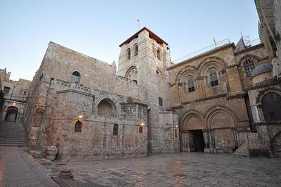 Exterior of the Church of the Holy Sepulchre (photo by Jorge Láscar, https://www.flickr.com/photos/jlascar/10350972756/in/set-72157636698118263/ / CC BY-SA 2.0)